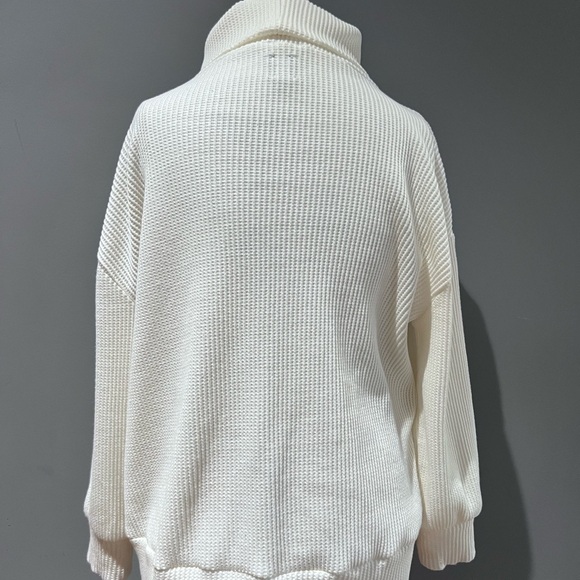 GAP Waffle Knit Turtleneck T-Shirt Size Medium Petite. Ivory color pre-worn - Picture 2 of 6